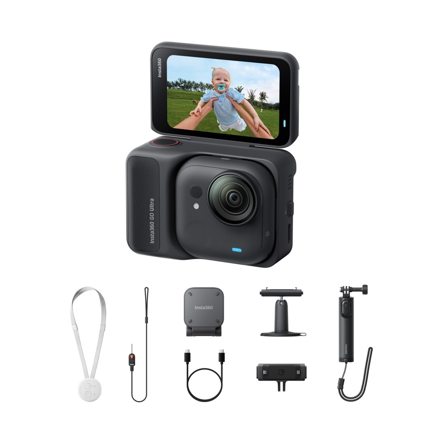 Fotocamera nera Insta360 Go Ultra con accessori, tra cui un bambino sullo schermo. Accessori: cordino, cavi USB e supporti.
