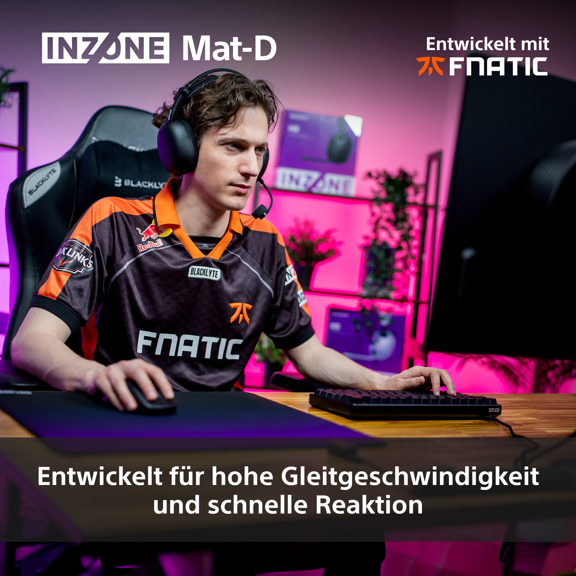 Ein Spieler mit Headset spielt ein Spiel. Auf dem Tisch liegen eine Tastatur und eine Maus. Der Hintergrund ist rosa und lila.