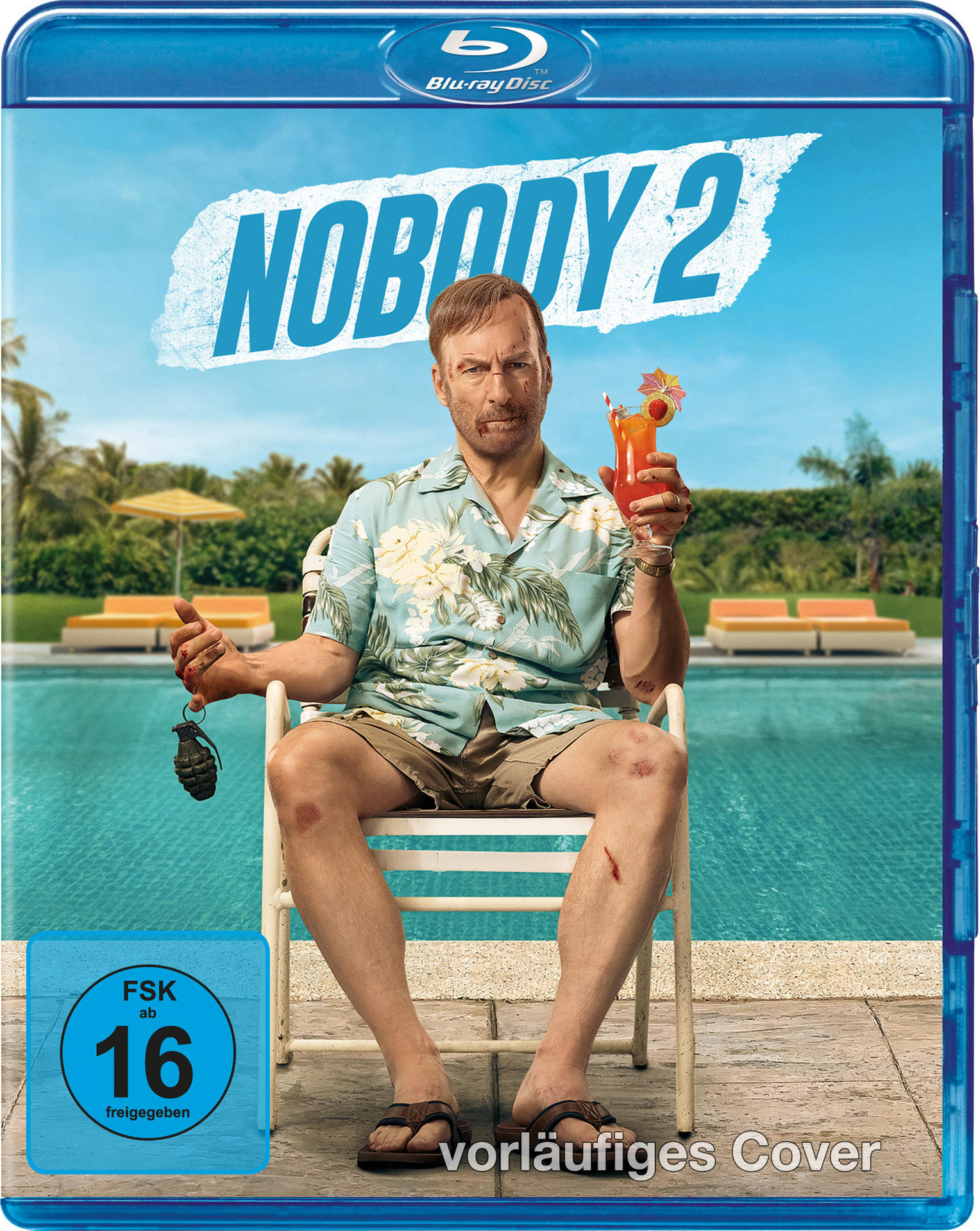 Mann mit Verletzungen sitzt am Pool und hält eine Granate und einen Cocktail. Das Cover für Nobody 2 Blu-ray Disc.