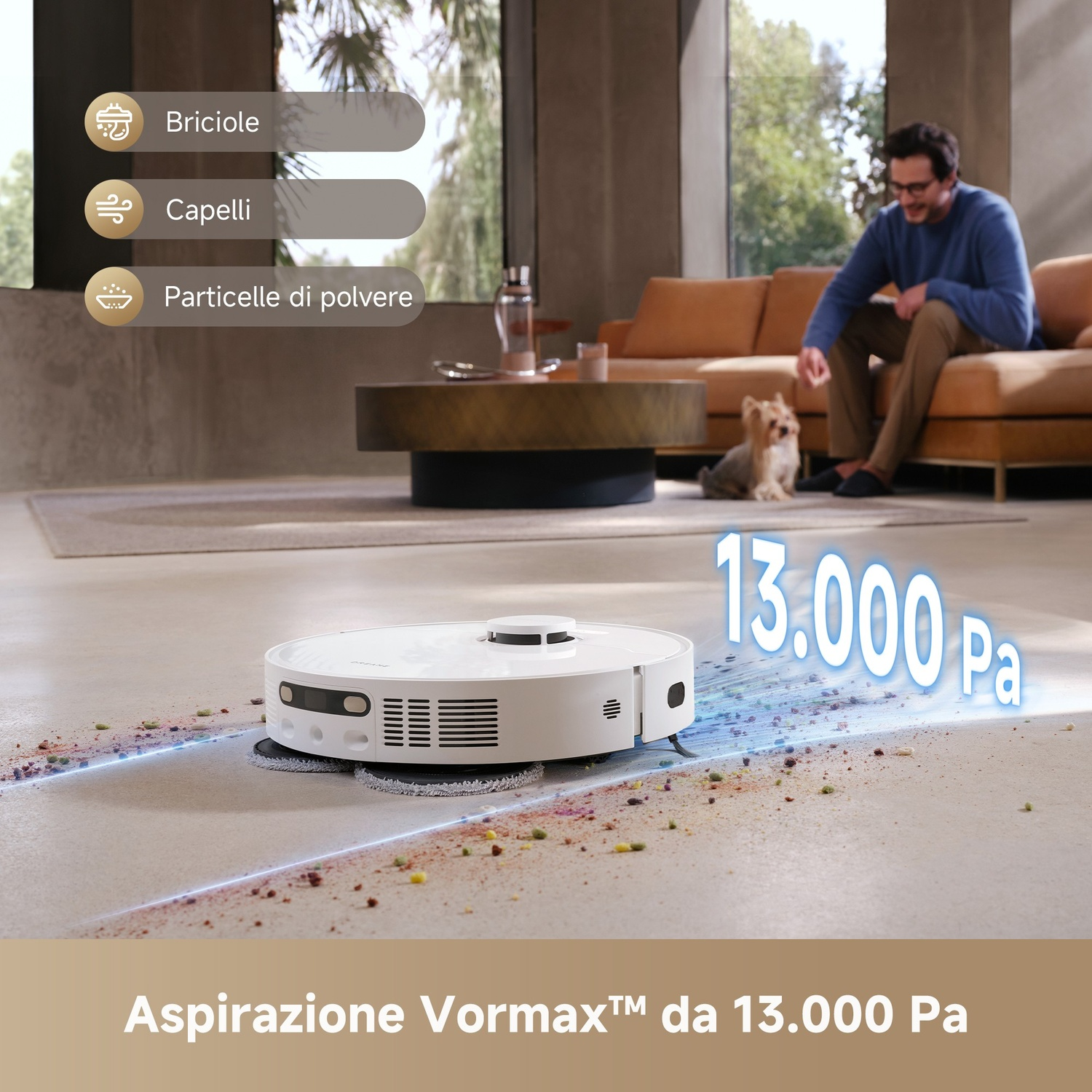 Un robot aspirapolvere pulisce un pavimento, con un uomo e un cane sullo sfondo. Il testo evidenzia '13.000 Pa' di potenza.