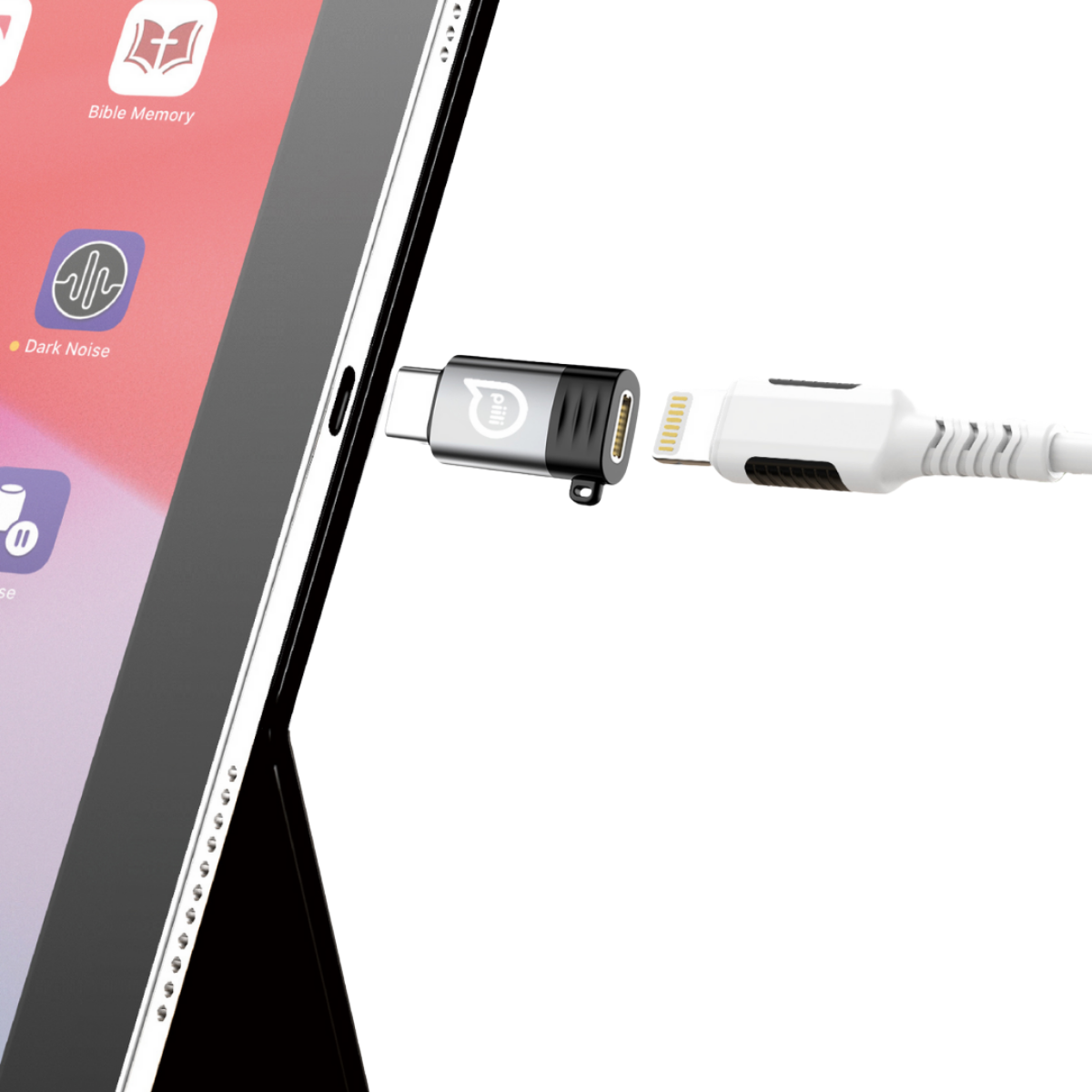 Uygulamalar, bir şarj adaptörü ve beyaz bir kablo ile bir iPad gösteriliyor. Adaptör gümüş ve siyahtır.