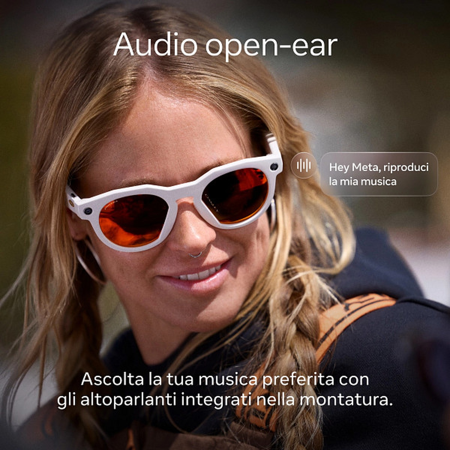 Donna bionda con occhiali da sole bianchi con lenti arancioni. Testo: Audio open-ear, Hey Meta, riproduci la mia musica. Ascolta musica con altoparlanti integrati.