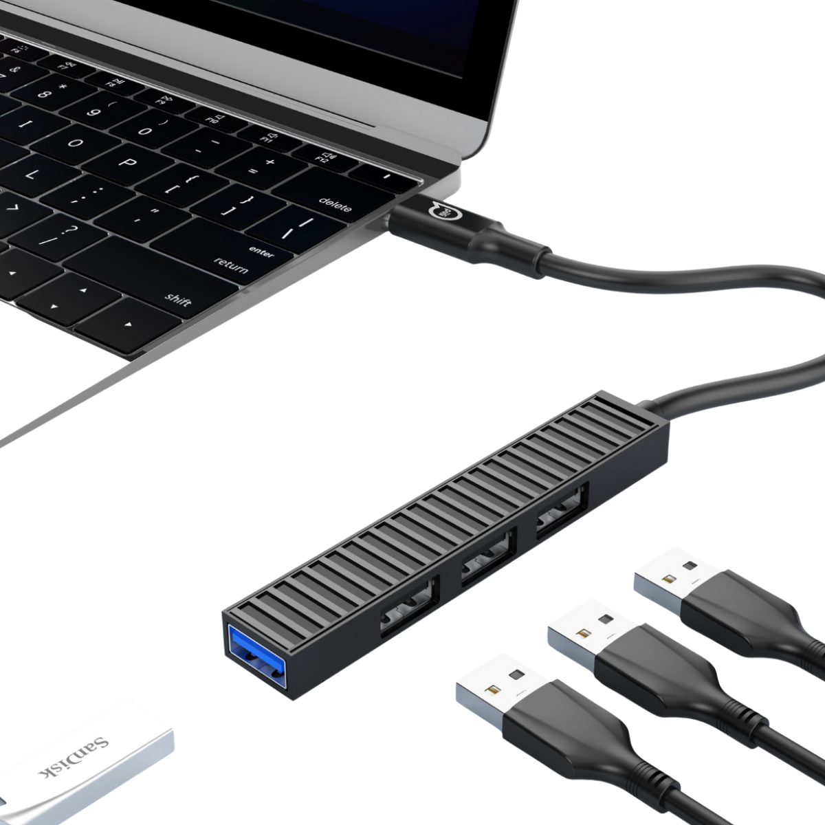 Siyah bir USB hub'ına bağlı bir dizüstü bilgisayar. Üç USB kablosu ve bir SanDisk flash sürücü görünür. Hepsi beyaz bir arka plan üzerinde.