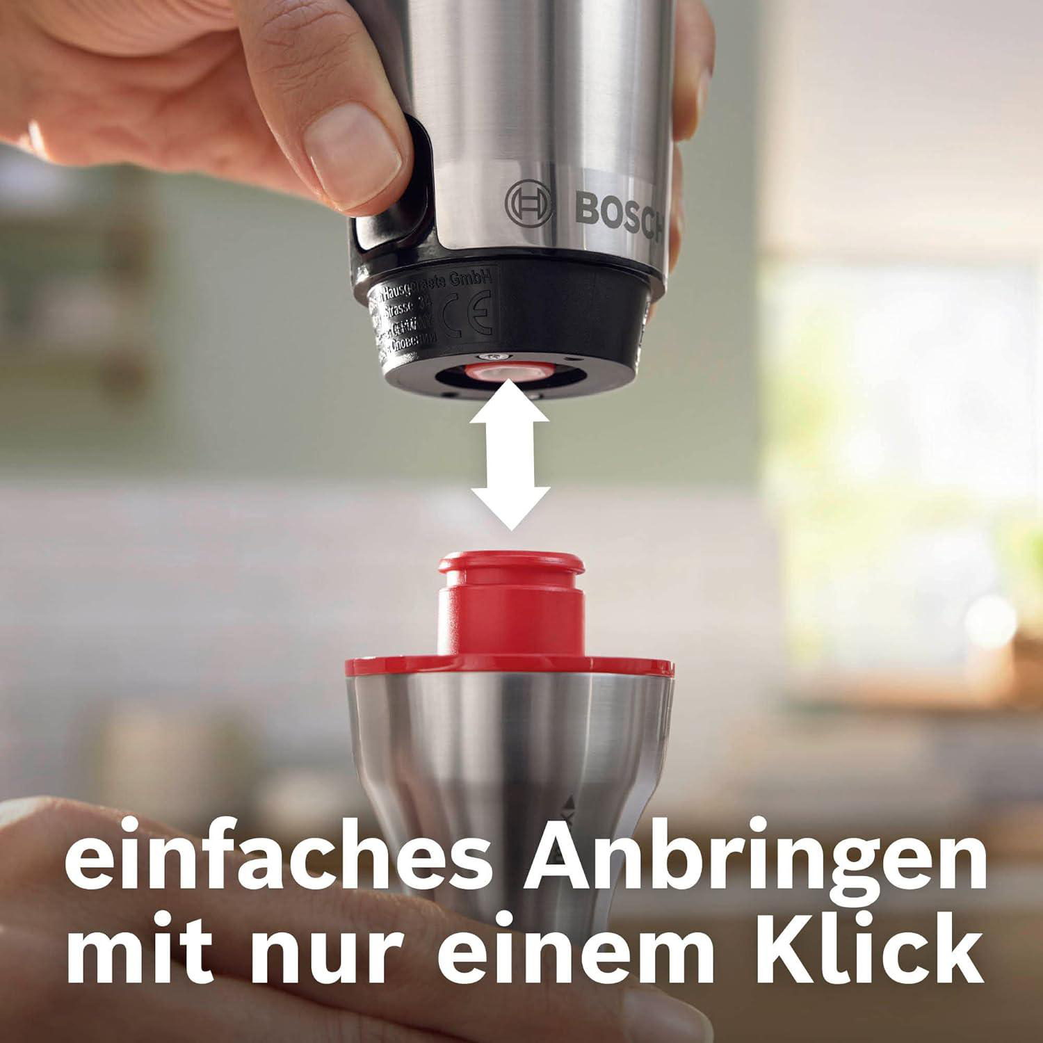 Eine Hand montiert ein Bosch-Küchengerät. Das Gerät ist silber, rot und schwarz. Der Text lautet: „Einfache Anbringung mit nur einem Klick“.