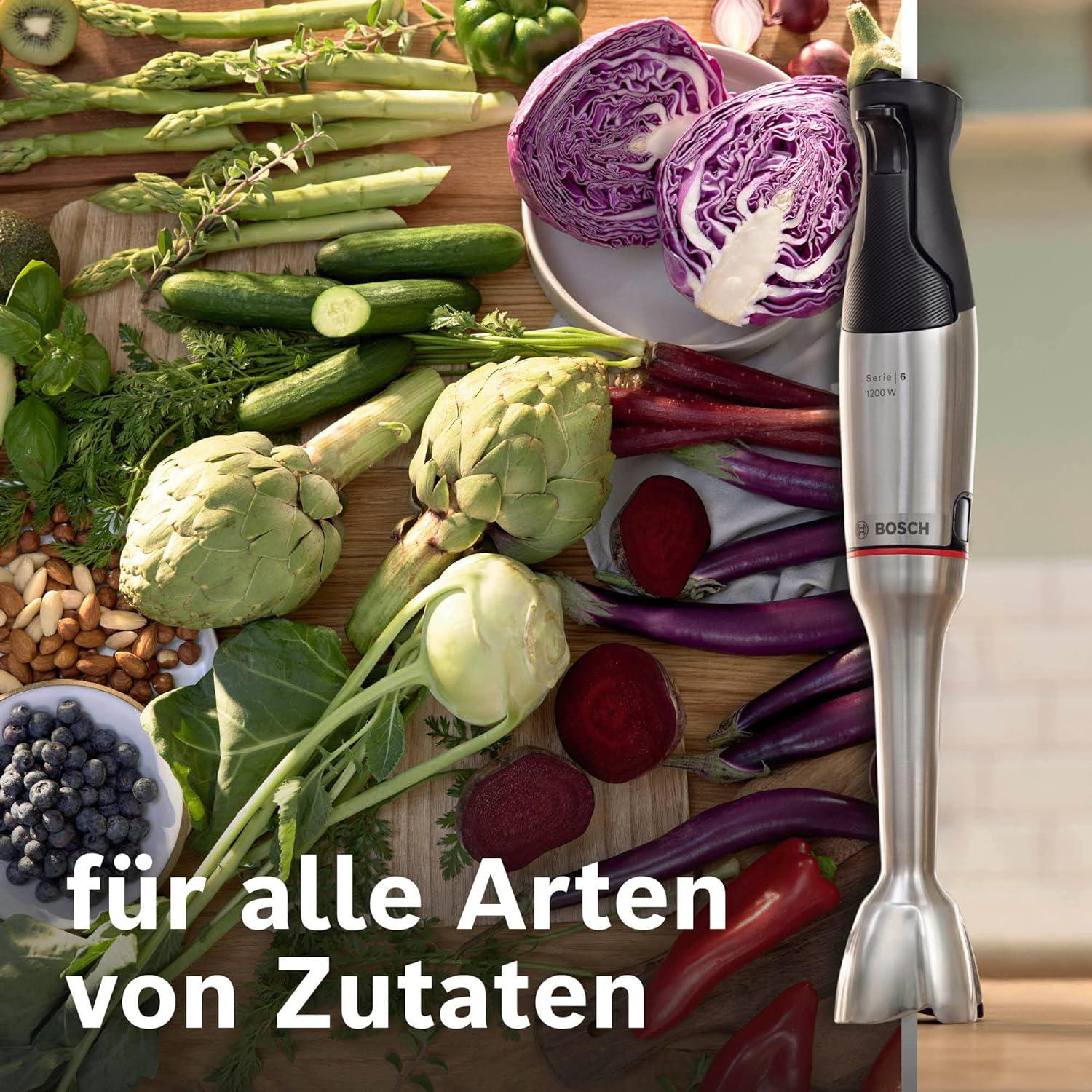 Verschiedene Gemüse und Früchte auf Holz, darunter Spargel, Gurken, Artischocken und Rotkohl, mit einem Bosch-Mixer.