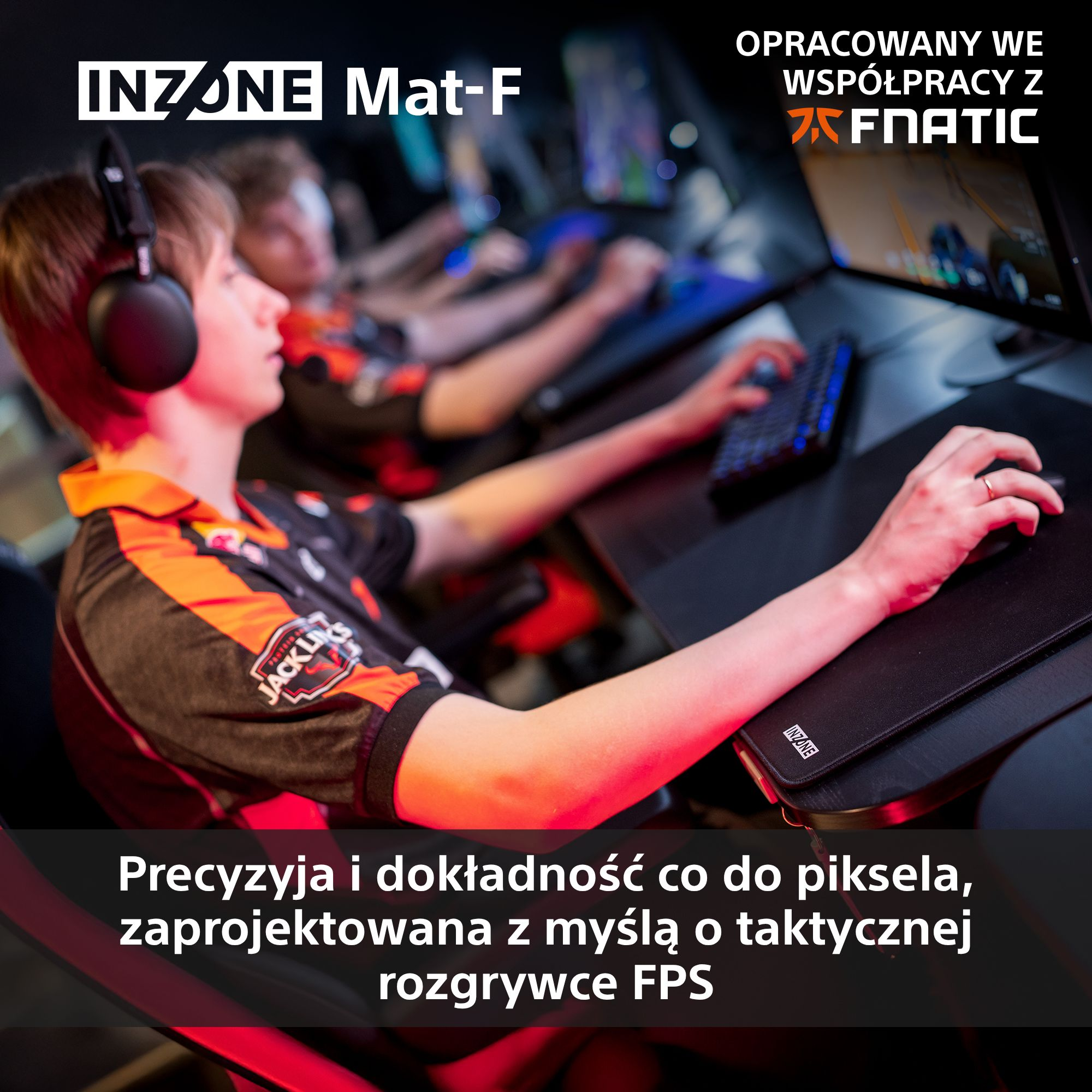 Gracz w słuchawkach używa myszy i klawiatury, grając na czarnej podkładce. Tekst: INZONE Mat-F, precyzja dla gier FPS.