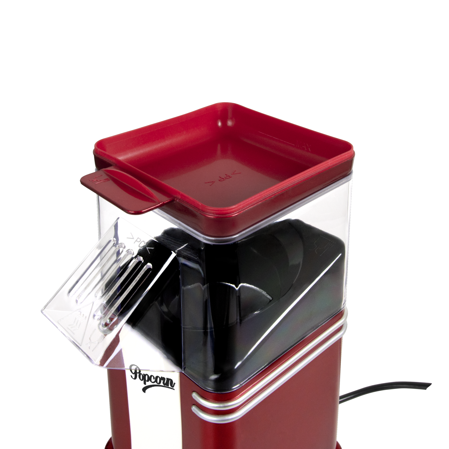 Een rood-witte popcornmaker met een transparante bovenkant en een rood deksel. De machine staat tegen een zwarte achtergrond.