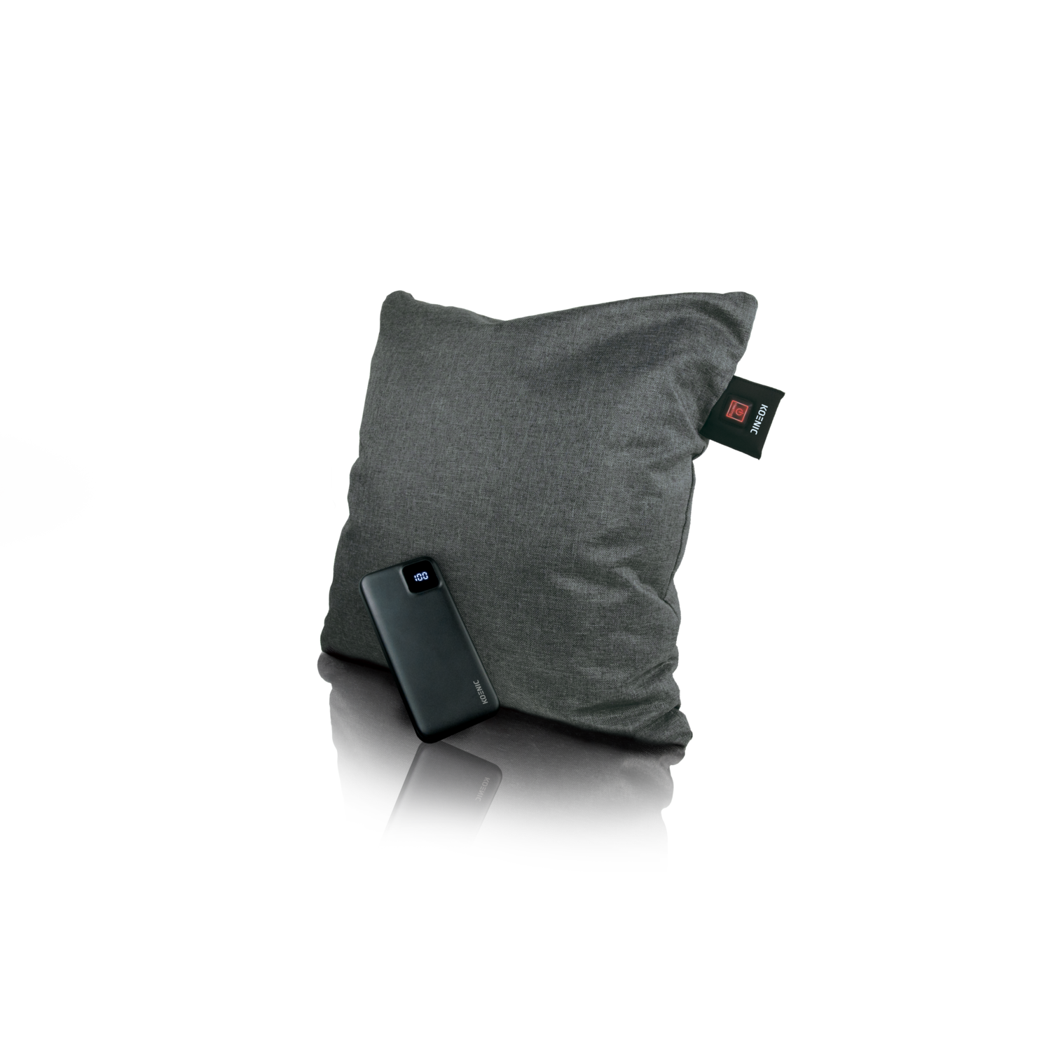 Een grijs Koenic kussen met twee zwarte powerbanks. Eén powerbank toont 100% batterij. Een rood label is aan het kussen bevestigd.