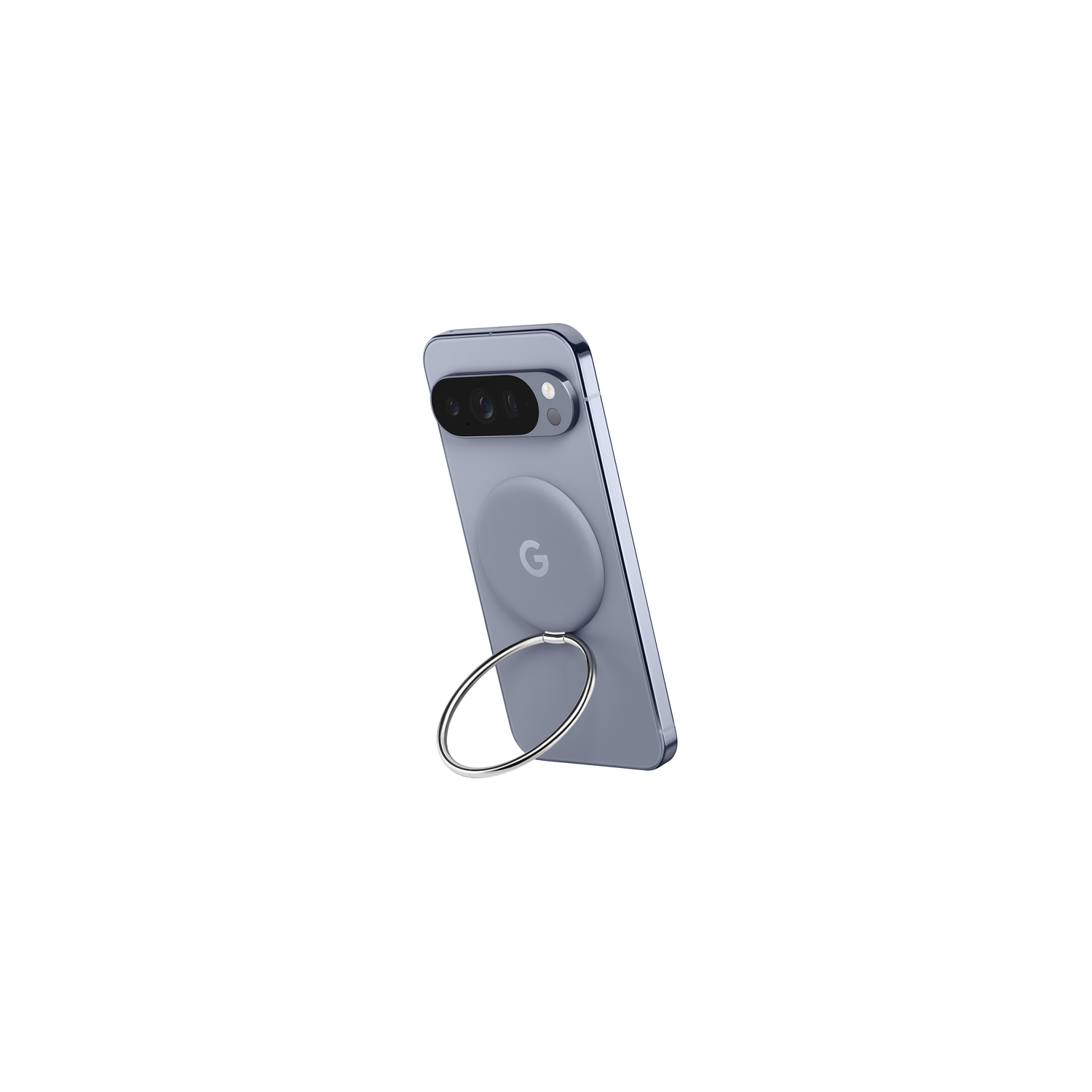 Un smartphone bleu clair avec un support de bague argenté, sur fond blanc. Le téléphone a un appareil photo et le logo Google.