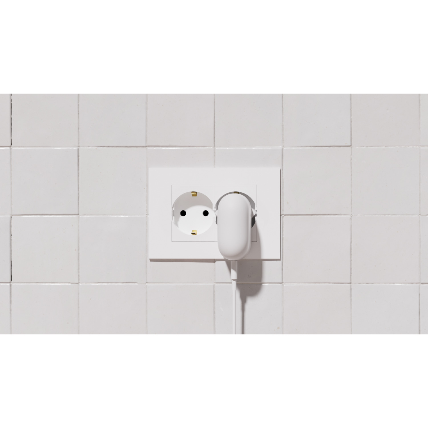 Prise électrique blanche avec une prise blanche insérée. La prise est sur un mur carrelé blanc.
