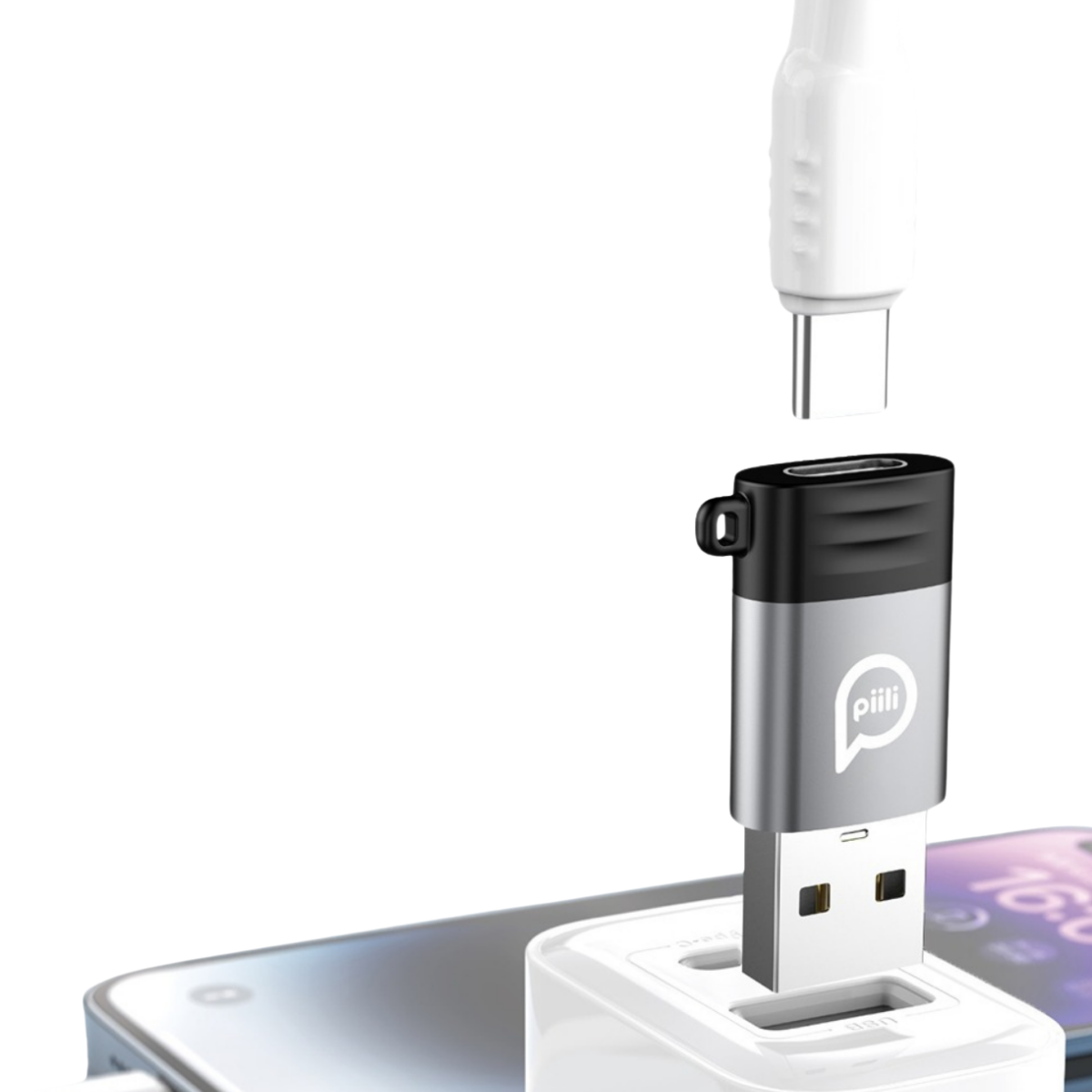 Gümüş bir USB sürücüsü beyaz bir şarj cihazına takılı. Beyaz bir USB-C konektörü, sürücünün üzerinde, bağlanmaya hazır.