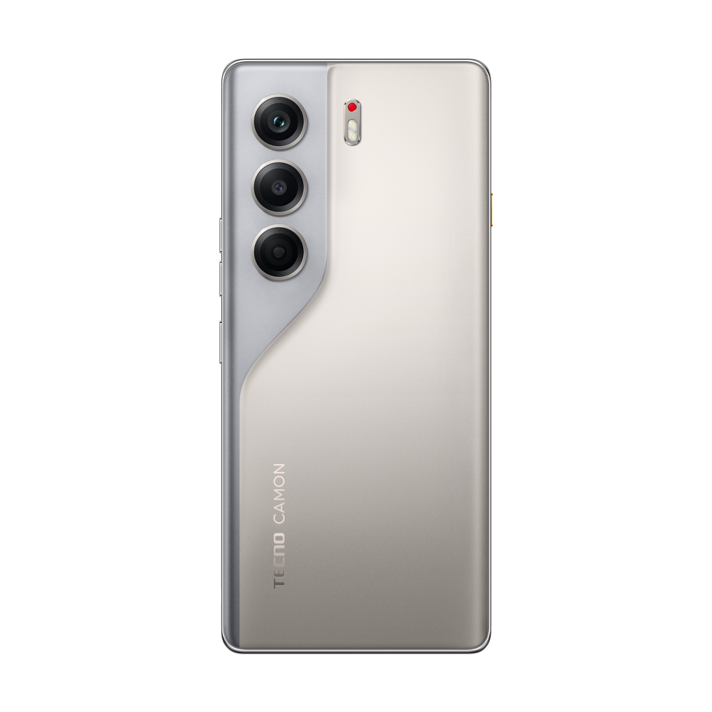Gümüş ve bej bir akıllı telefonun arkası. Üç kamera lensi, bir flaş ve beyaz zemin üzerinde Tecno Camon logosu var.