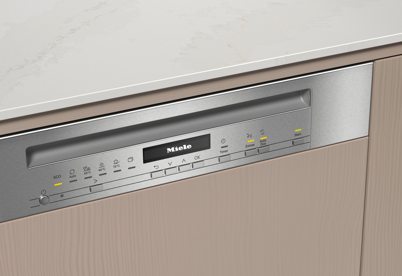 Düğmeler ve bir ekran ile bir Miele bulaşık makinesi kontrol panelinin yakın çekimi. Bulaşık makinesi açık renkli bir ahşap dolaba yerleştirilmiştir.