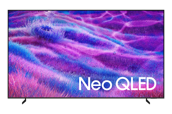 Bir Neo QLED TV, mor, mavi ve pembenin renkli bir alanını görüntüler. TV'nin siyah bir çerçevesi ve standı, beyaz 'Neo QLED' metni var.