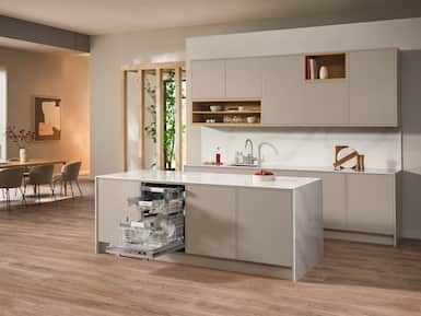 Ada, dolaplar ve yemek alanı ile modern mutfak. Ada açık çekmecelere sahip. Doğal ışık ve ahşap zeminler.