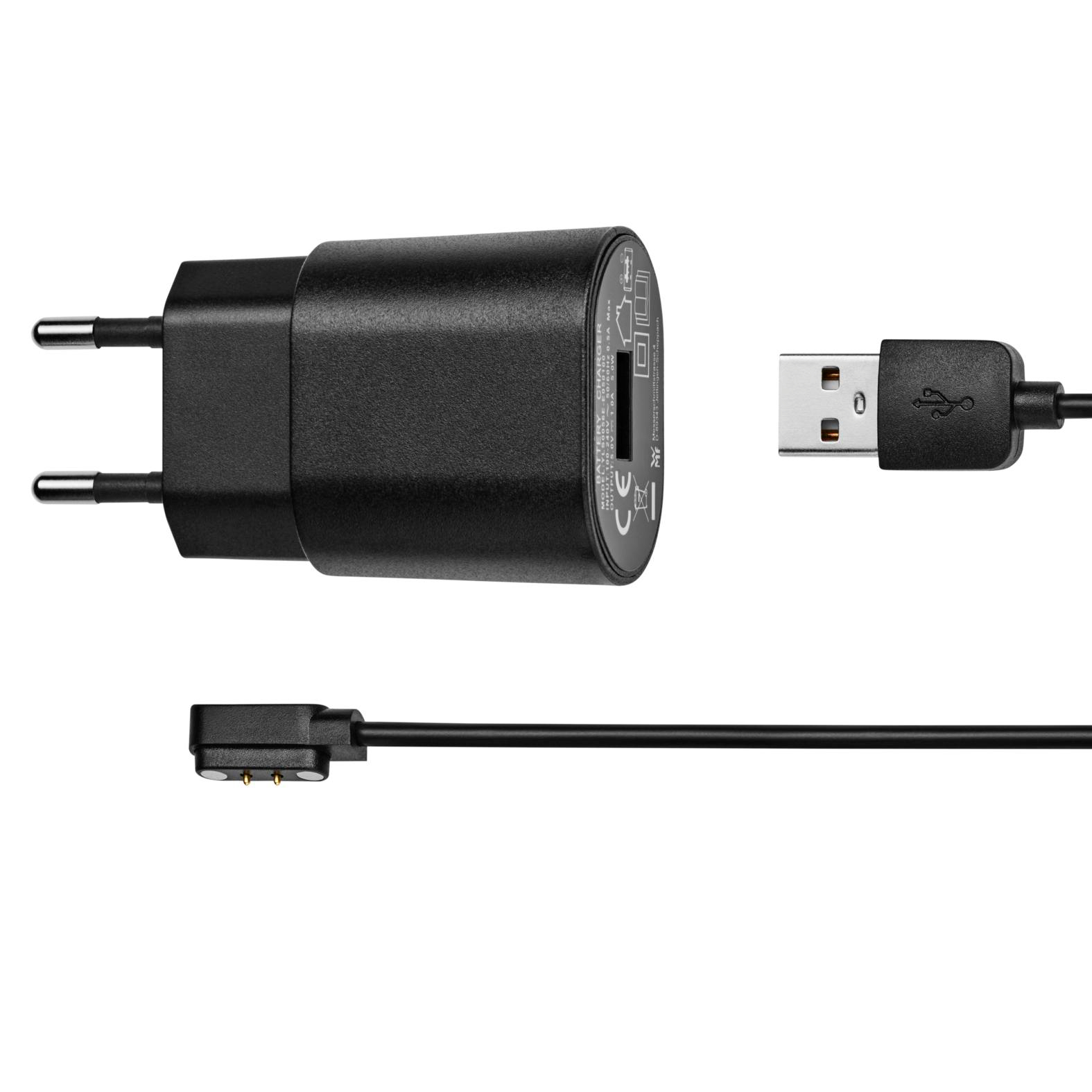Ein schwarzes Ladegerät mit Eurostecker, ein USB-Kabel und ein Uhrenladekabel sind auf weißem Hintergrund angeordnet.