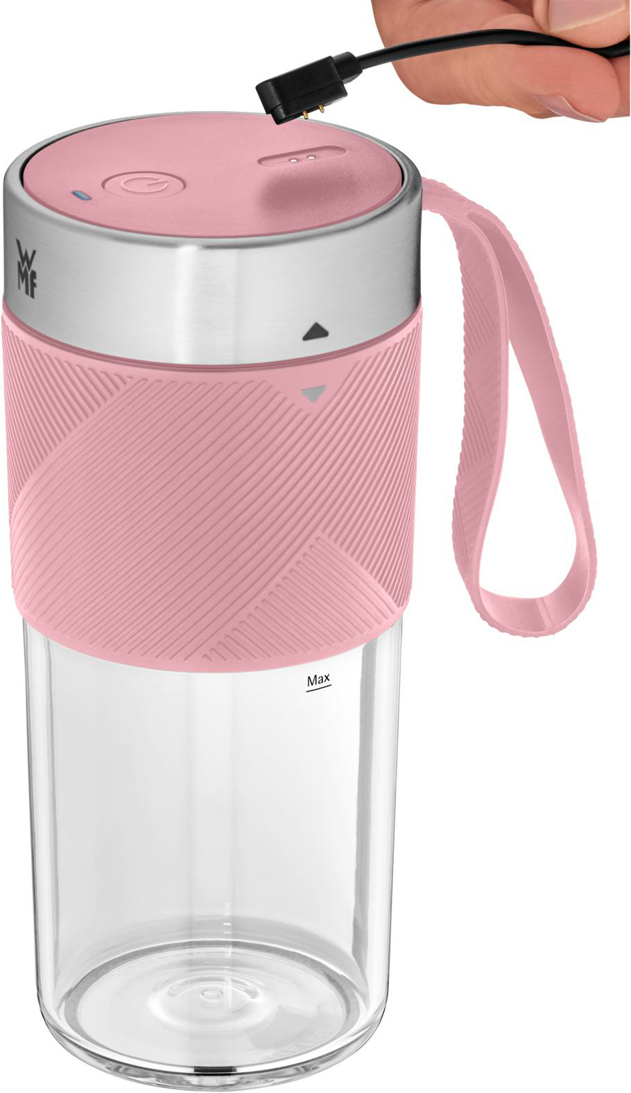 Ein rosa-silberner Mixer mit Griff, ein schwarzes Ladekabel wird darüber gehalten.