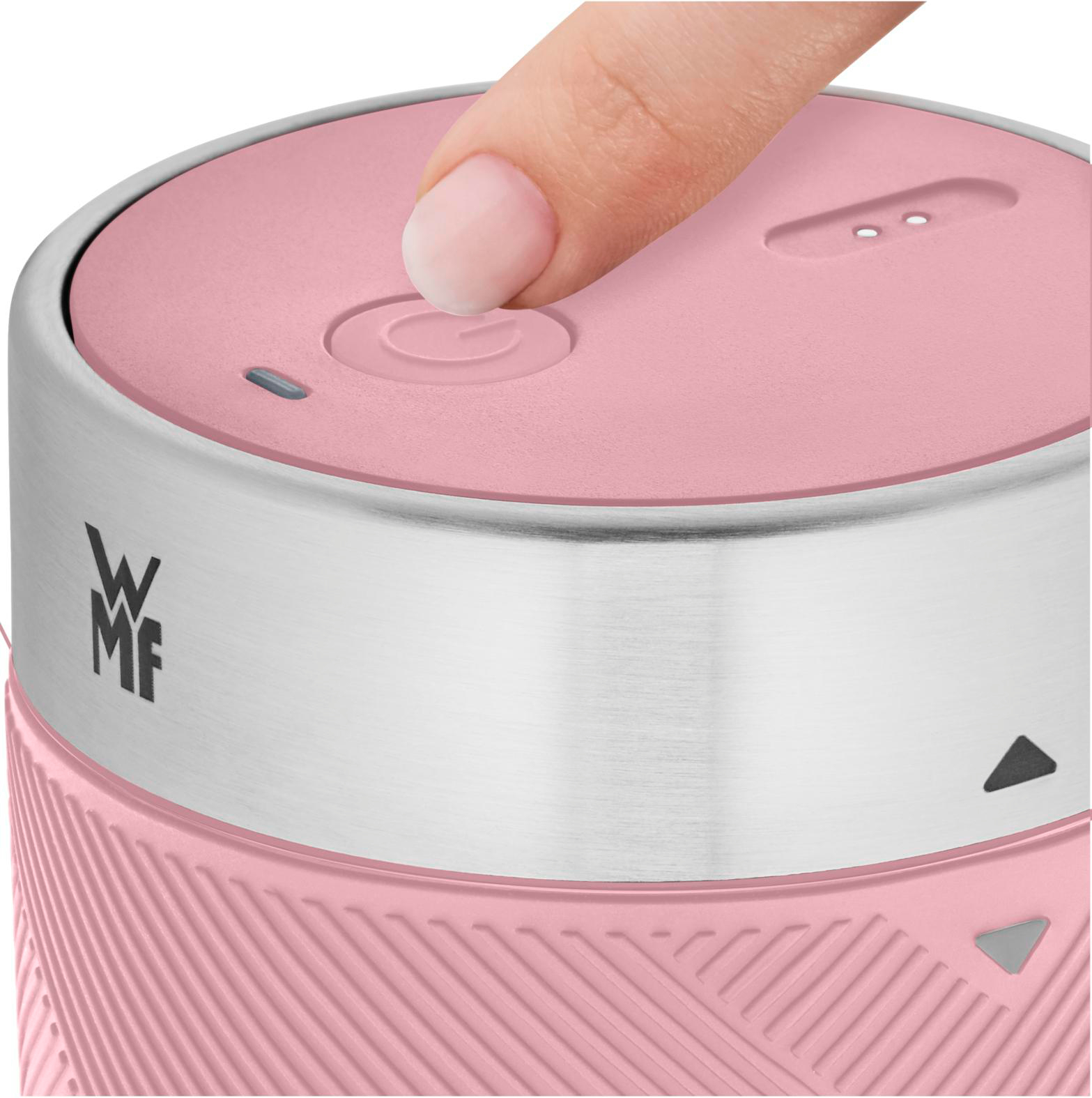 Ein Finger drückt die Power-Taste auf einem rosa-silbernen Gerät. Das Gerät hat einen rosafarbenen Deckel und einen silbernen Körper.