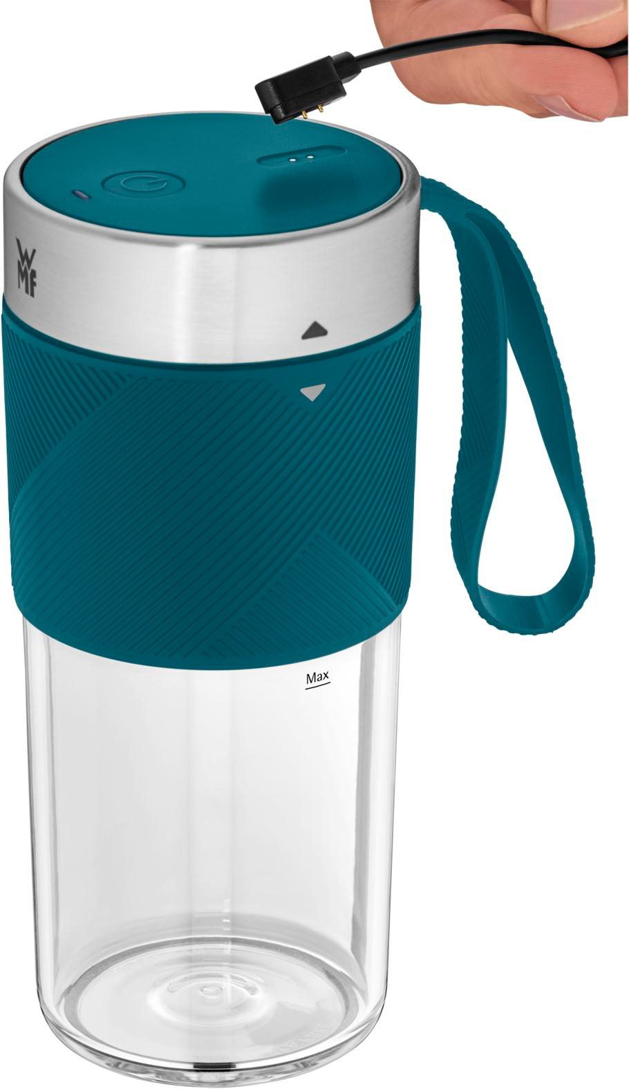 Eine türkis-silberne Wasserflasche mit Henkel. Eine Hand hält ein schwarzes Ladekabel über dem Deckel.