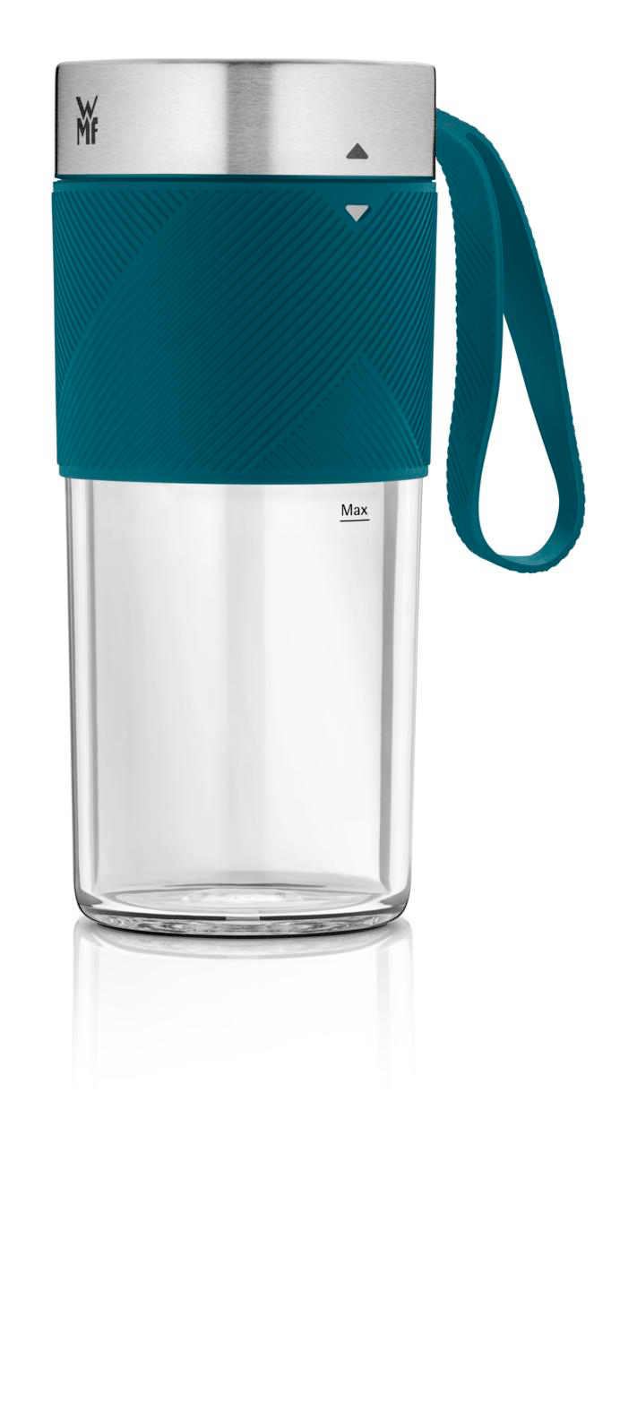 Ein durchsichtiger Glasbecher mit tealfarbenem Griff und Henkel. Er hat einen silbernen Deckel und das Wort 'Max' ist auf dem Glas aufgedruckt.
