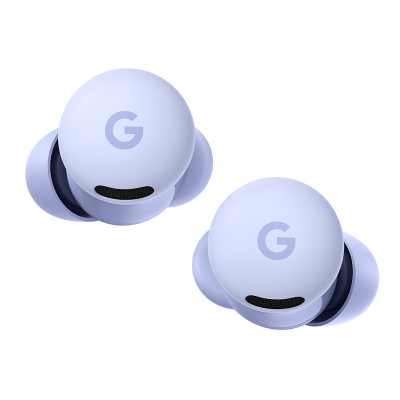 Zwei hellviolette Google Pixel Buds Pro-Ohrhörer mit einem 'G'-Logo. Sie befinden sich vor weißem Hintergrund.