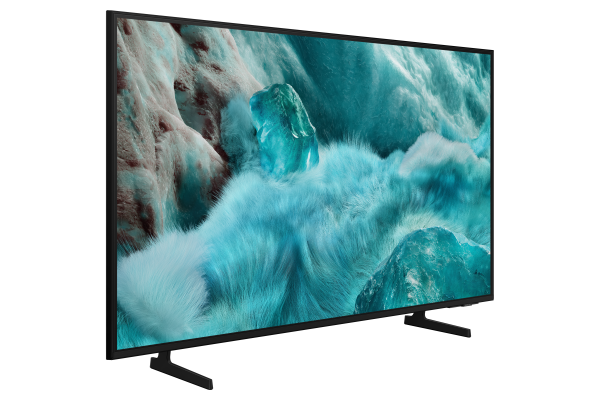 Büyük bir TV, mavi ve beyaz tonlarında buz oluşumlarının soyut bir sahnesini gösteriyor. TV, siyah ayaklar üzerinde duruyor.