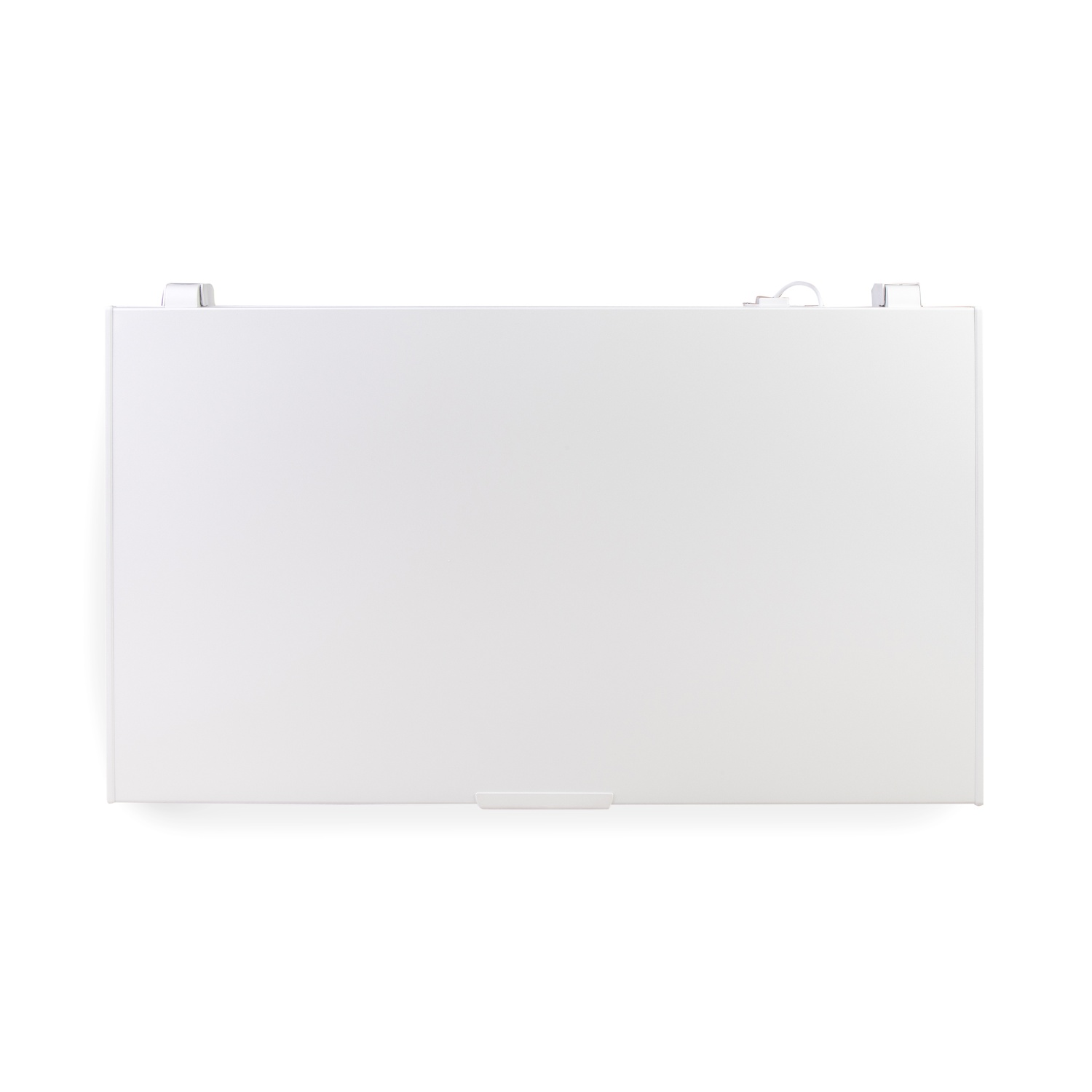 Vue de dessus d'un objet rectangulaire blanc avec de petites fixations métalliques et une poignée. Isolé sur fond blanc.