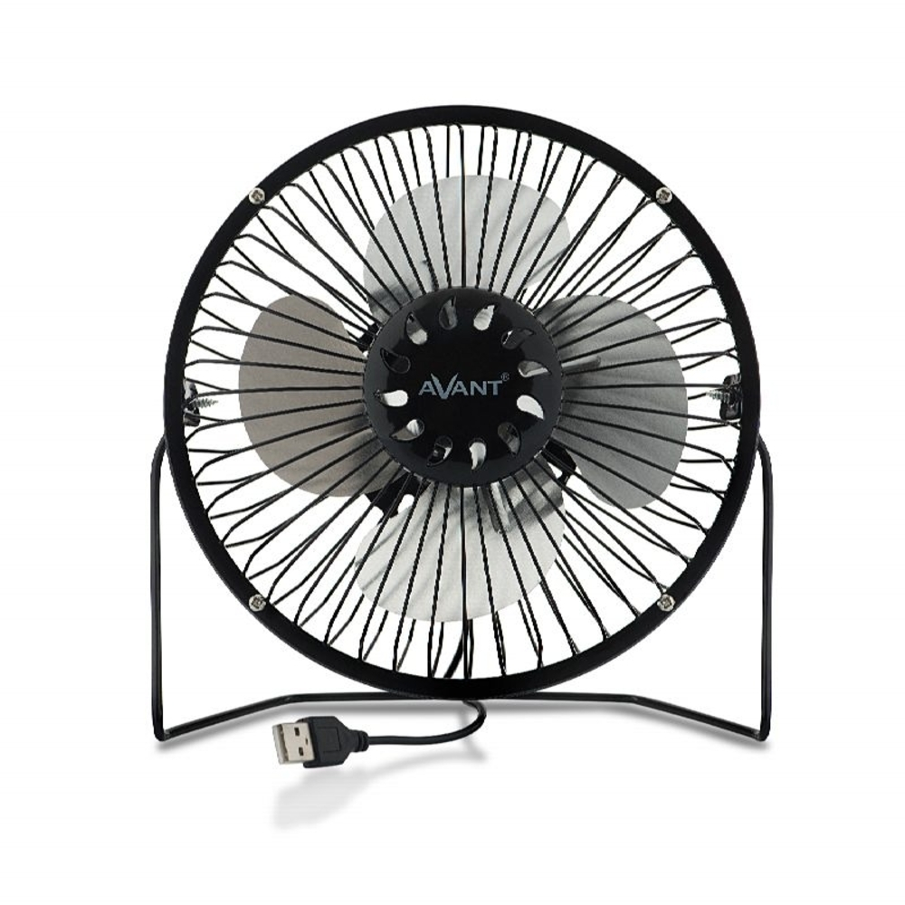 Un pequeño ventilador USB negro Avant centrado sobre un fondo blanco. Tiene una jaula protectora, tres aspas y un cable USB.