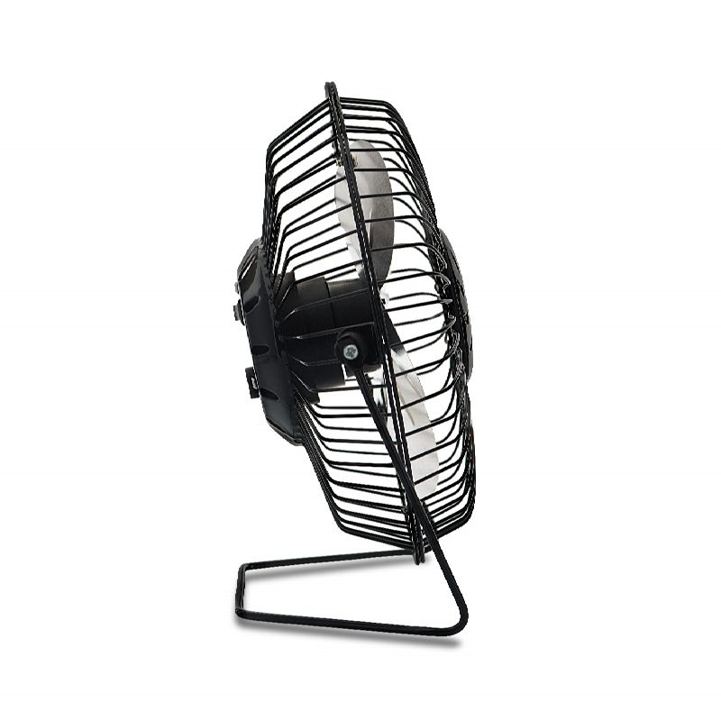 Un ventilador de escritorio negro con una jaula protectora. El ventilador está sobre un soporte, y las aspas son visibles.