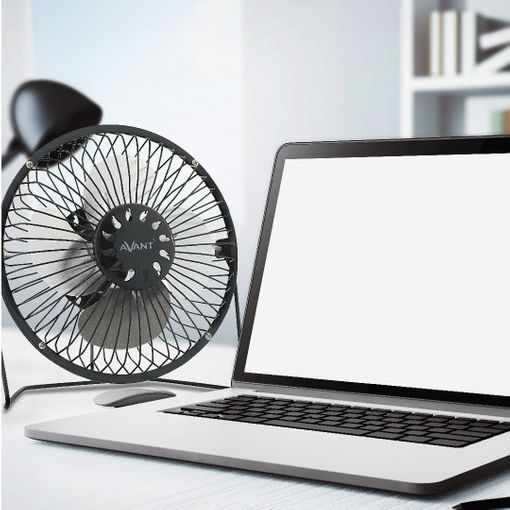 Un ventilador de escritorio negro, una computadora portátil y un ratón están sobre un escritorio blanco. La pantalla del portátil es blanca.