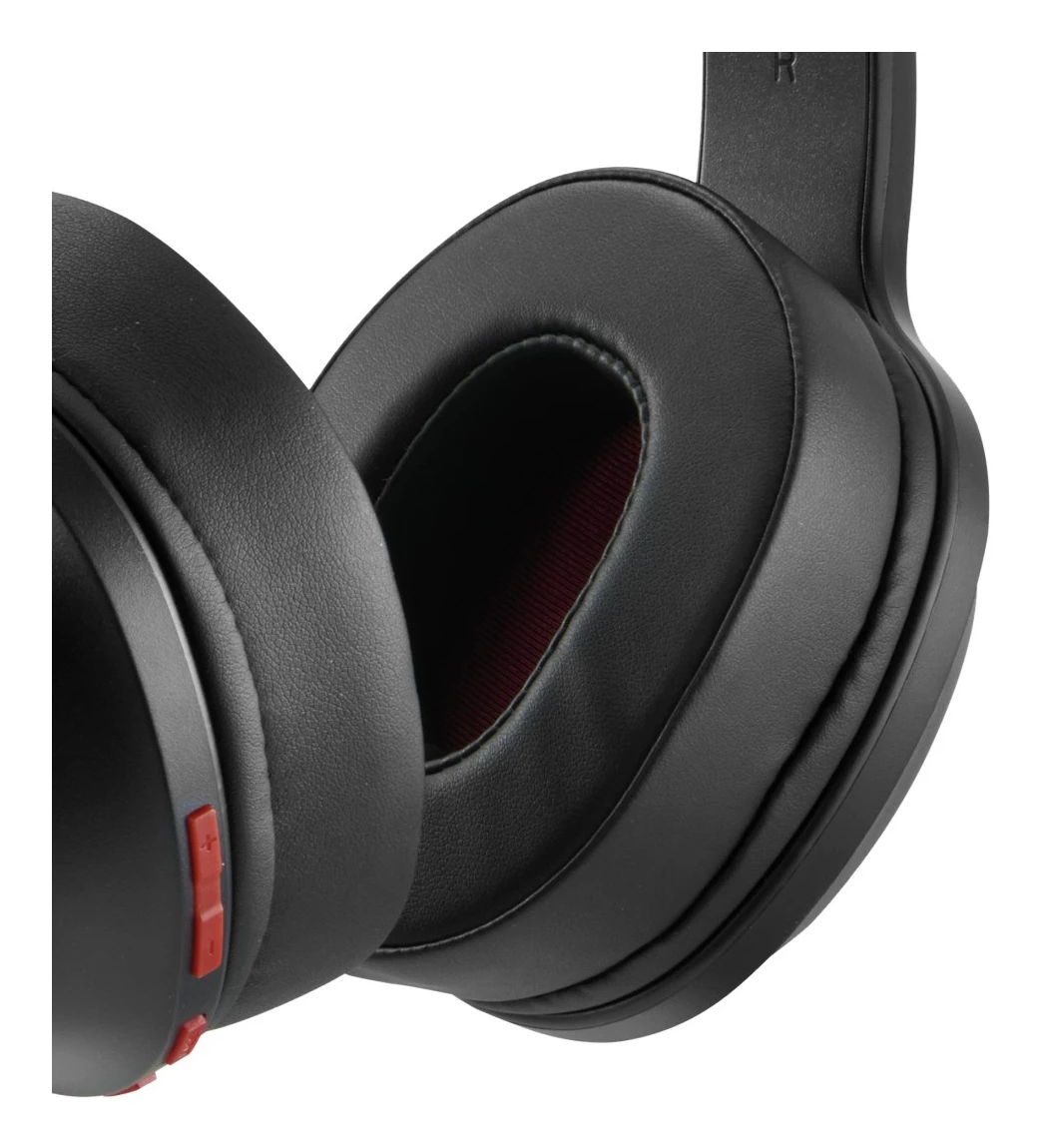 Primer plano de auriculares negros. Se ven las orejeras con tela interior roja. Botones rojos en la orejera izquierda. Diadema visible.