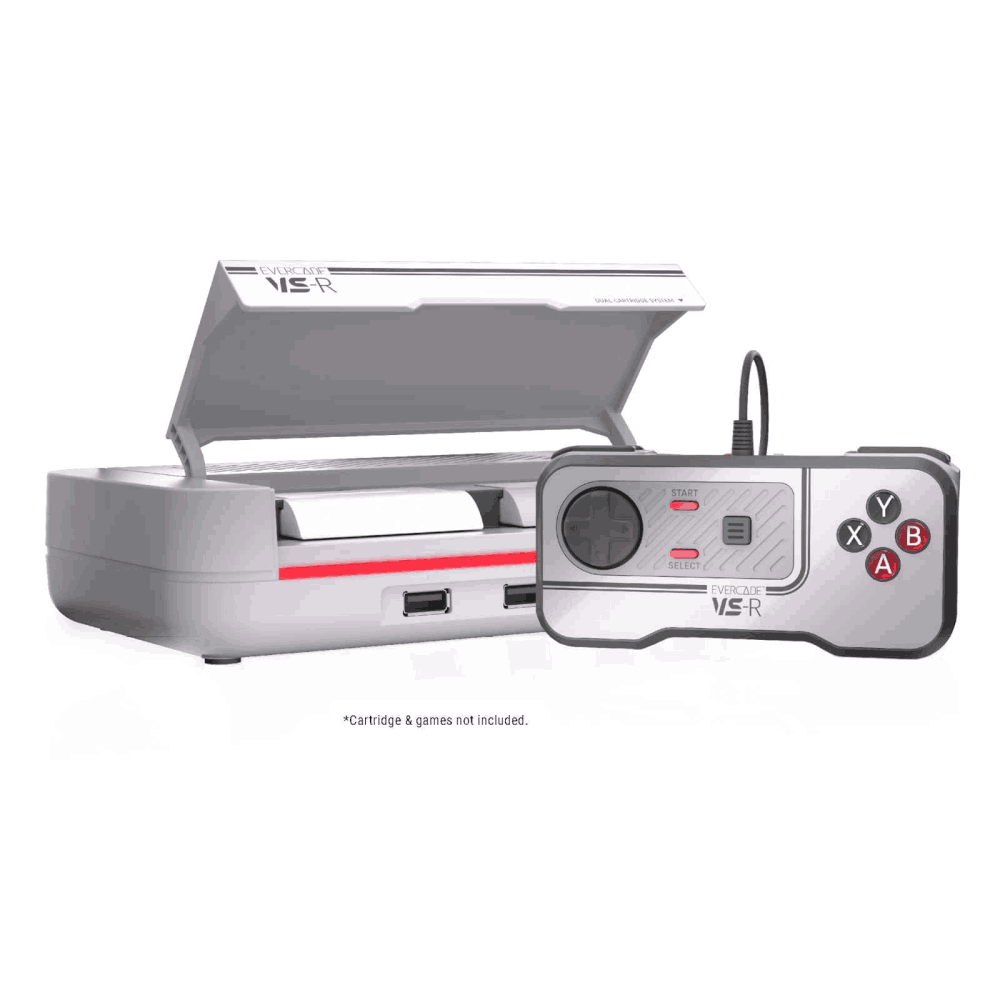 Una consola de juegos gris Evercade VS-R con mando. La consola está abierta, mostrando una ranura para cartuchos. El mando tiene botones y un joystick.