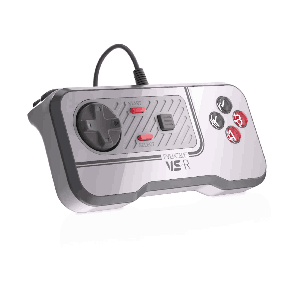 Un controlador plateado Evercade VS-R. Tiene un pad direccional, botones y un cable. Se ven los botones rojos de inicio y selección.