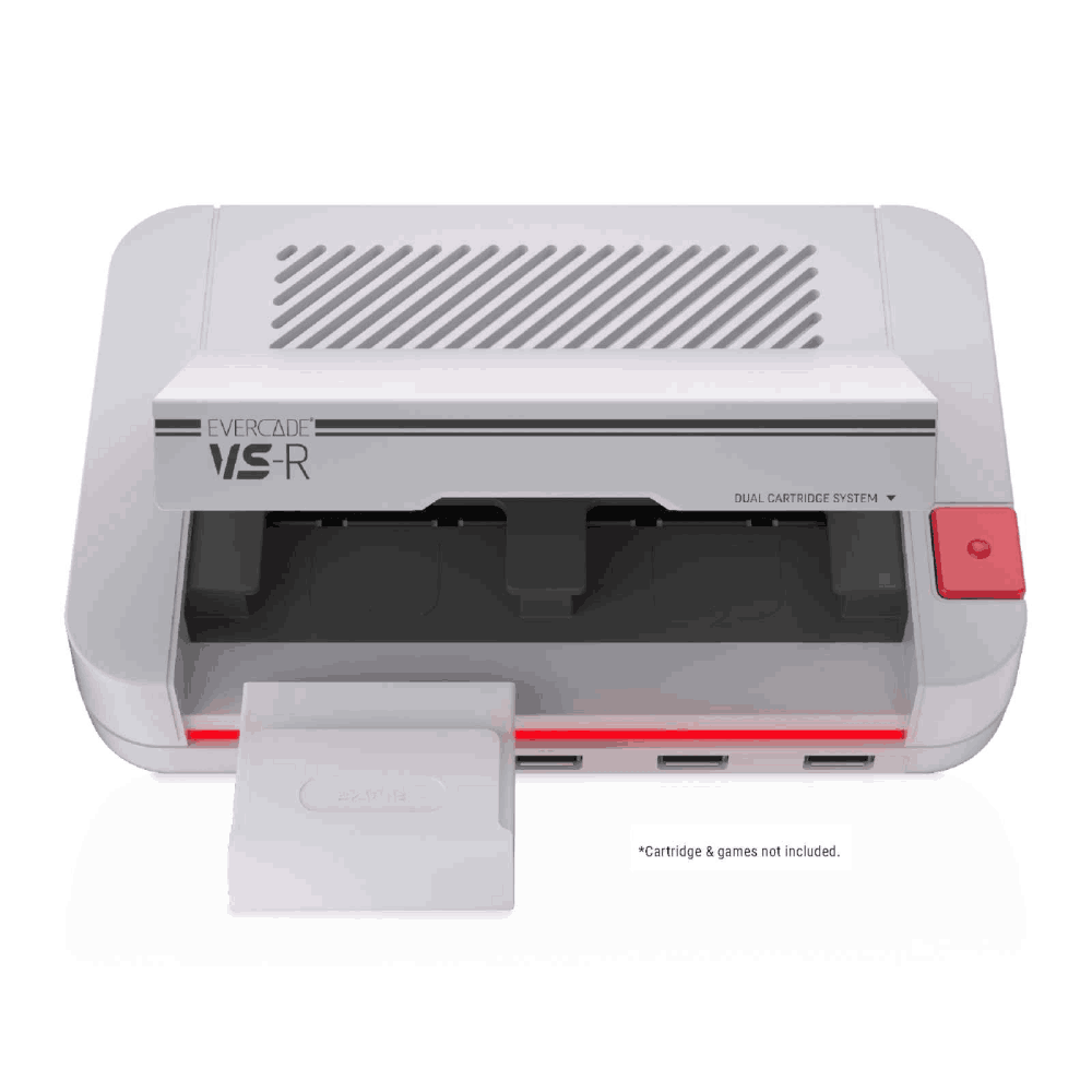 Una consola de juegos Evercade VS-R blanca. Tiene una ranura para cartuchos con un cartucho blanco insertado, un botón rojo y el texto 'Dual Cartridge System'.