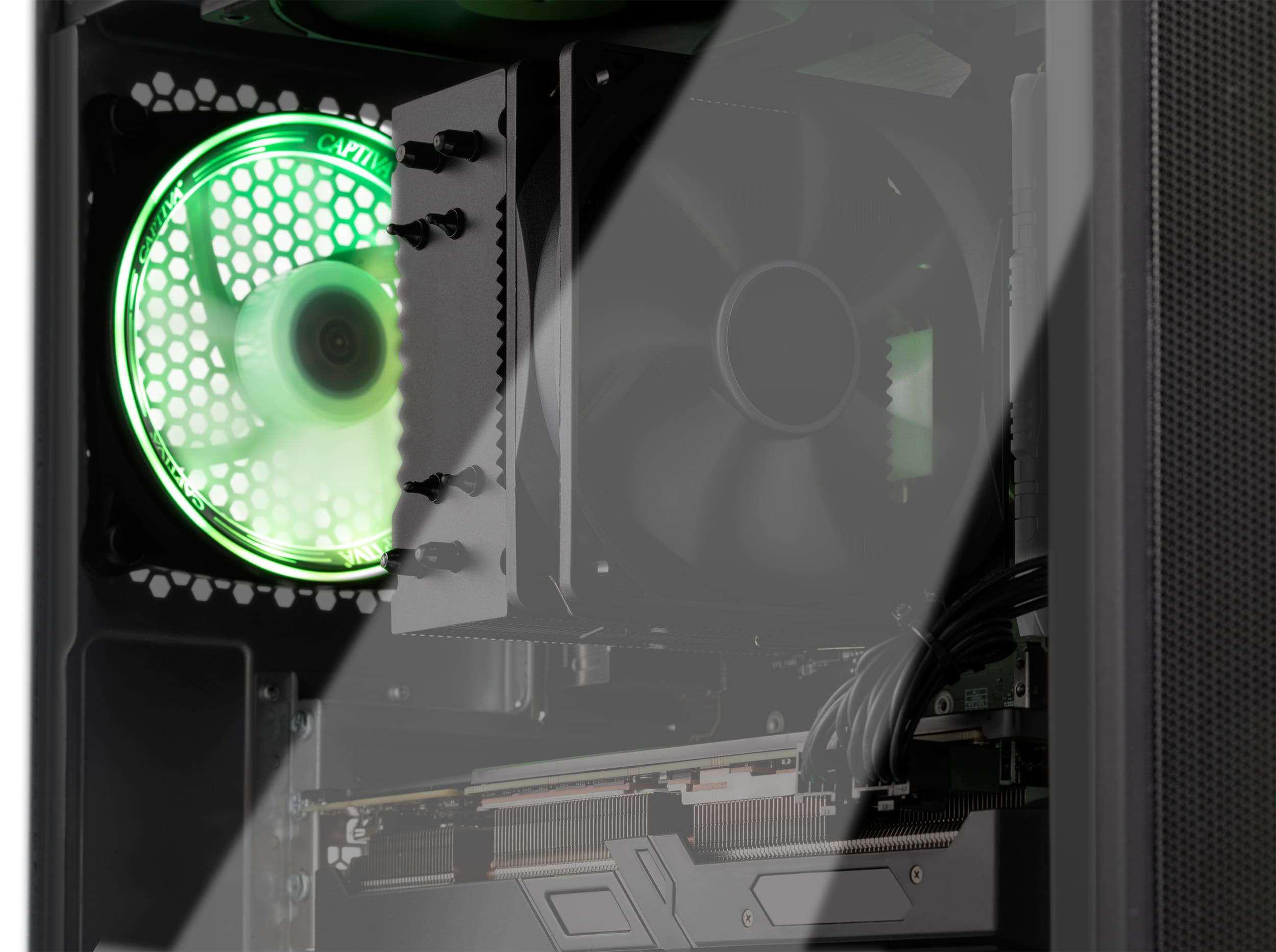 PC-Gehäuseinnenraum. Ein grün beleuchteter Lüfter mit Captiva-Logo ist sichtbar. Andere Komponenten sind leicht sichtbar.