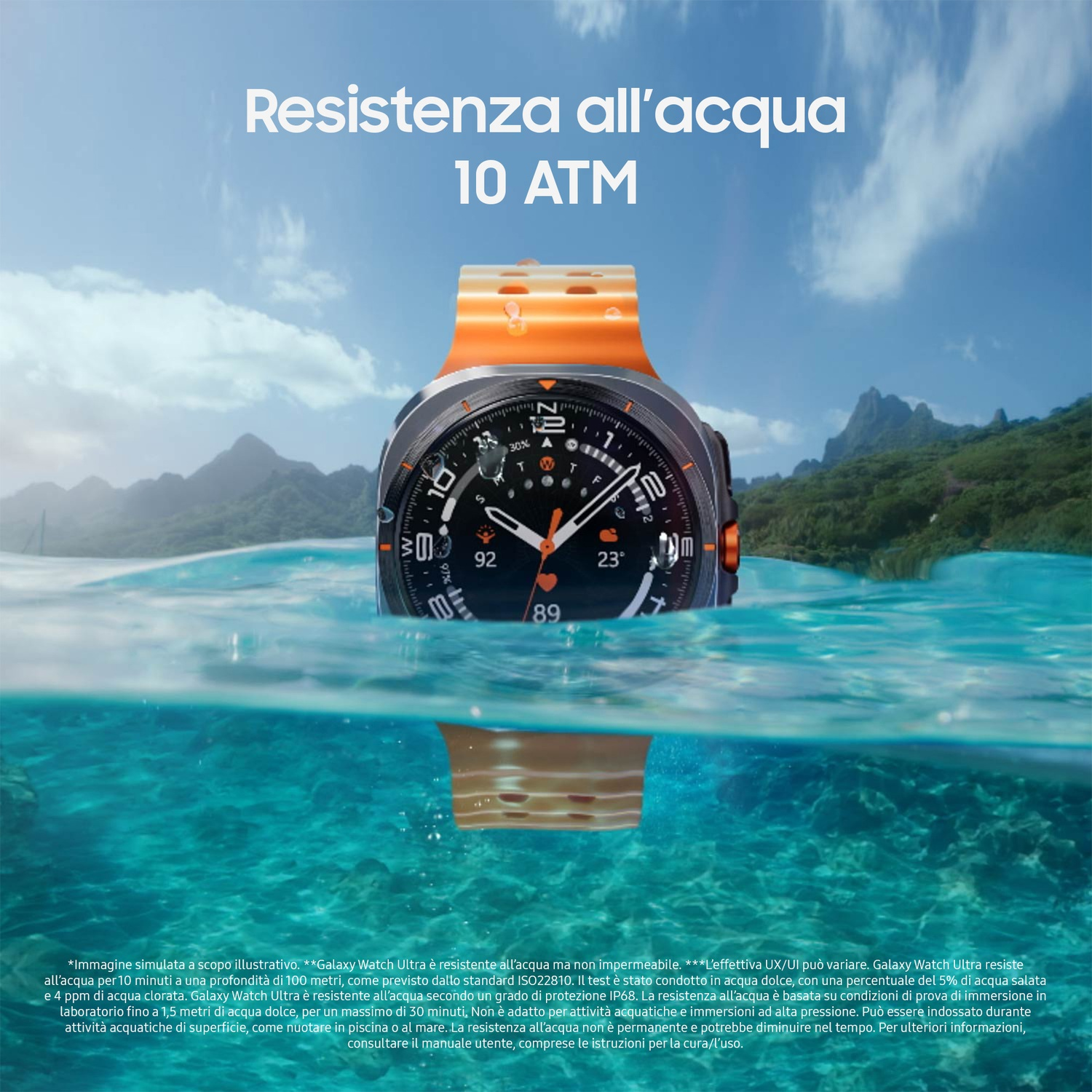 Un orologio con cinturino arancione è parzialmente immerso nell'acqua. Lo sfondo mostra una montagna e un cielo azzurro.