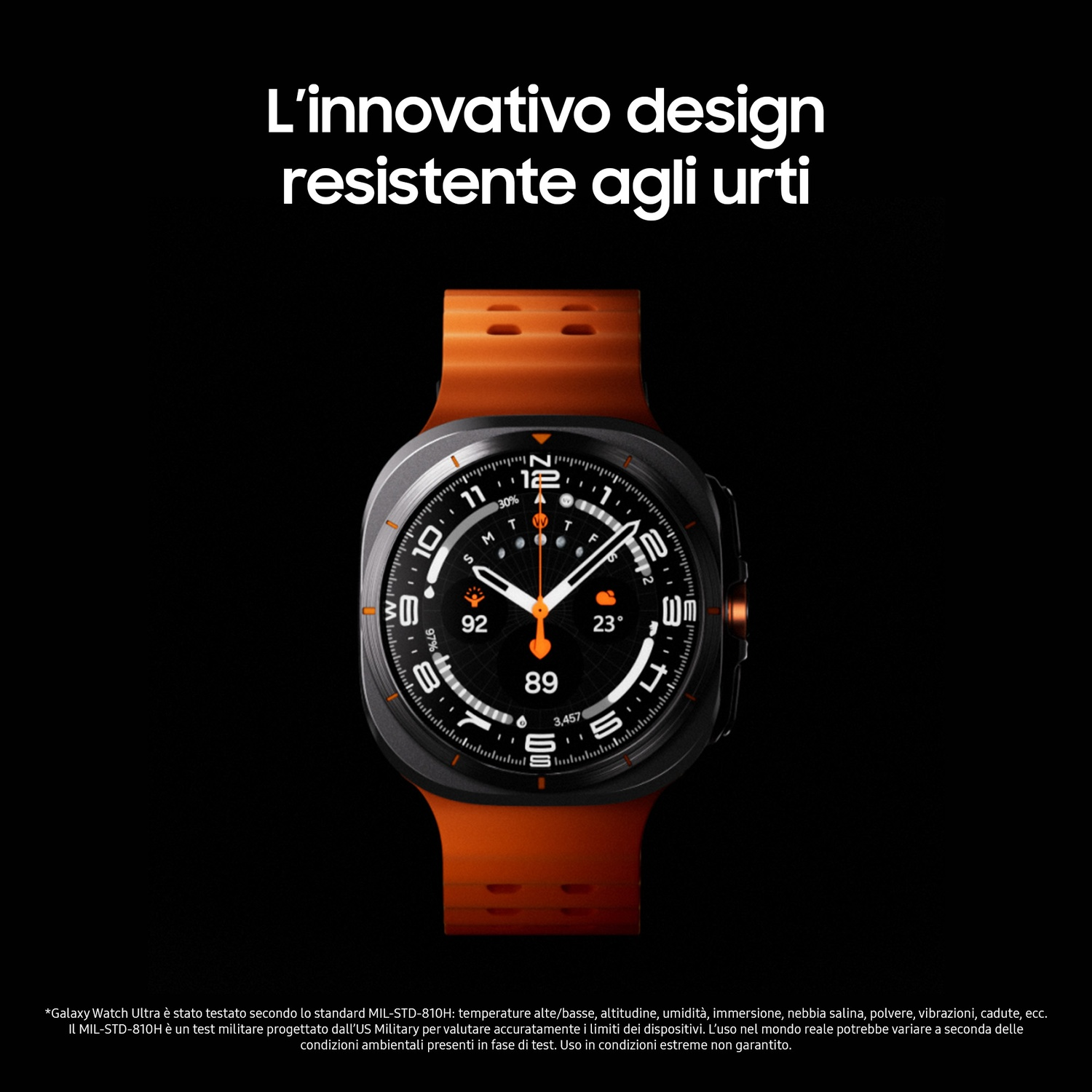 Uno smartwatch nero con cinturino arancione è centrato su sfondo nero. L'orologio mostra l'ora e altre metriche.