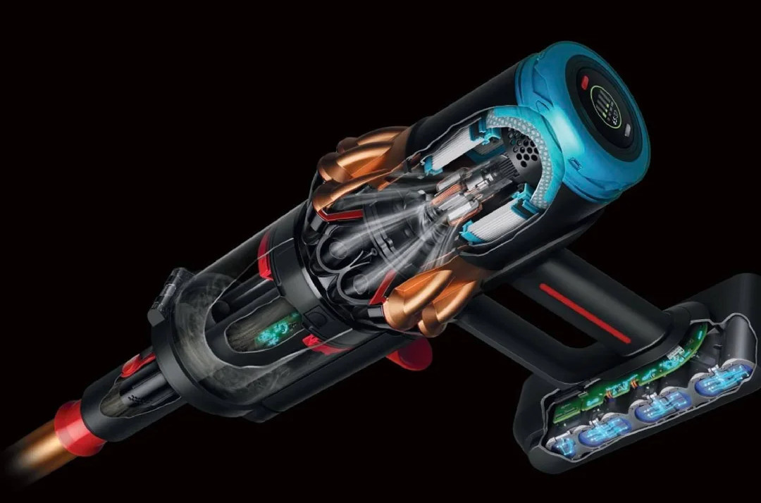 Przekrój czarnego i niebieskiego odkurzacza bezprzewodowego, pokazujący wewnętrzne elementy. Widoczne są miedziane, czerwone i niebieskie akcenty na czarnym tle.