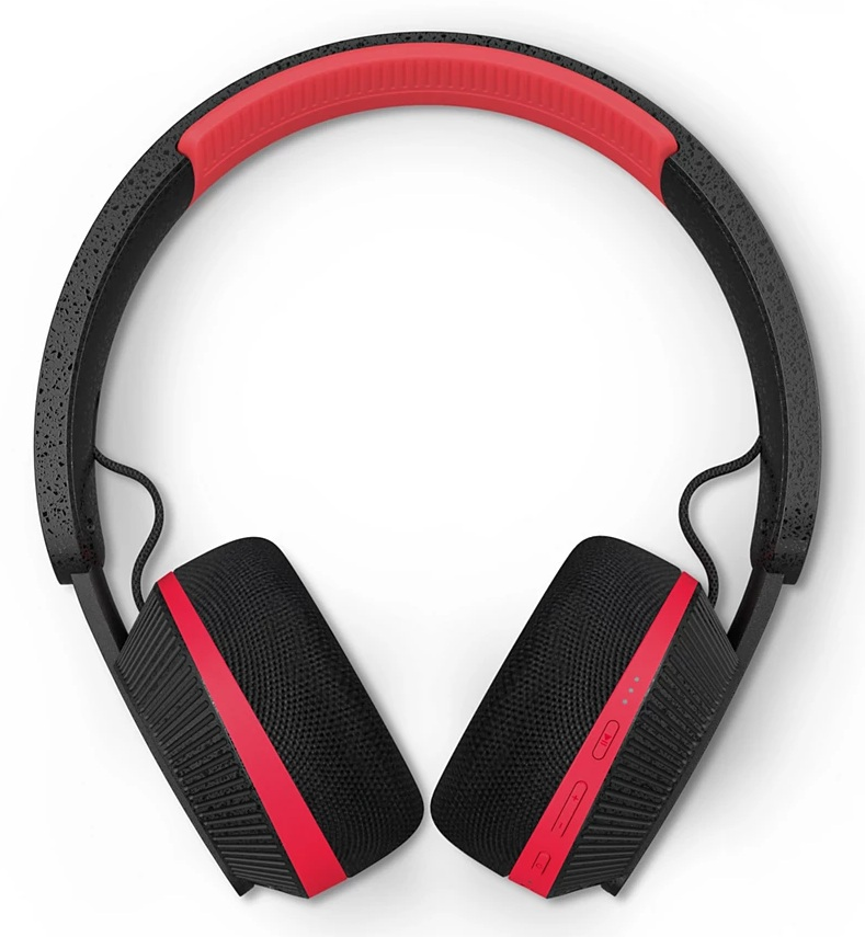 Słuchawki nauszne z czarnymi nausznikami i pałąkiem z czerwonymi akcentami. Tło jest białe.