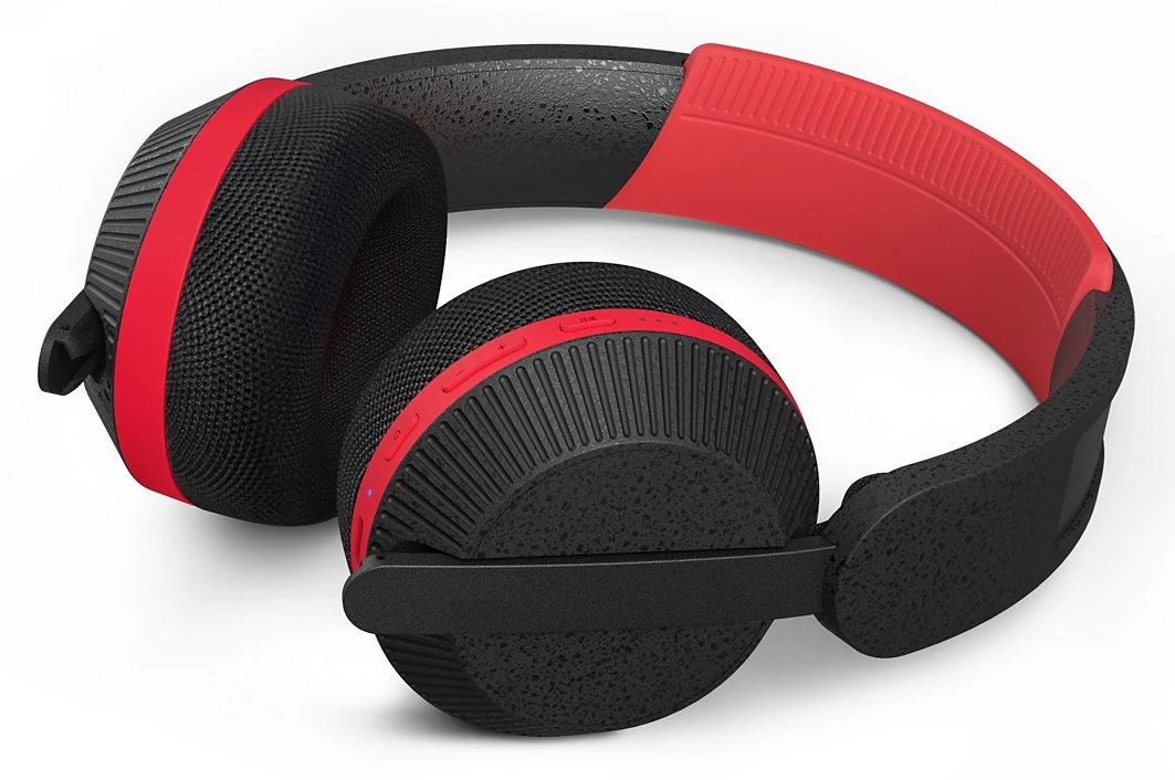 Czarne słuchawki z czerwonymi akcentami. Na białym tle widoczne są nauszniki i pałąk.