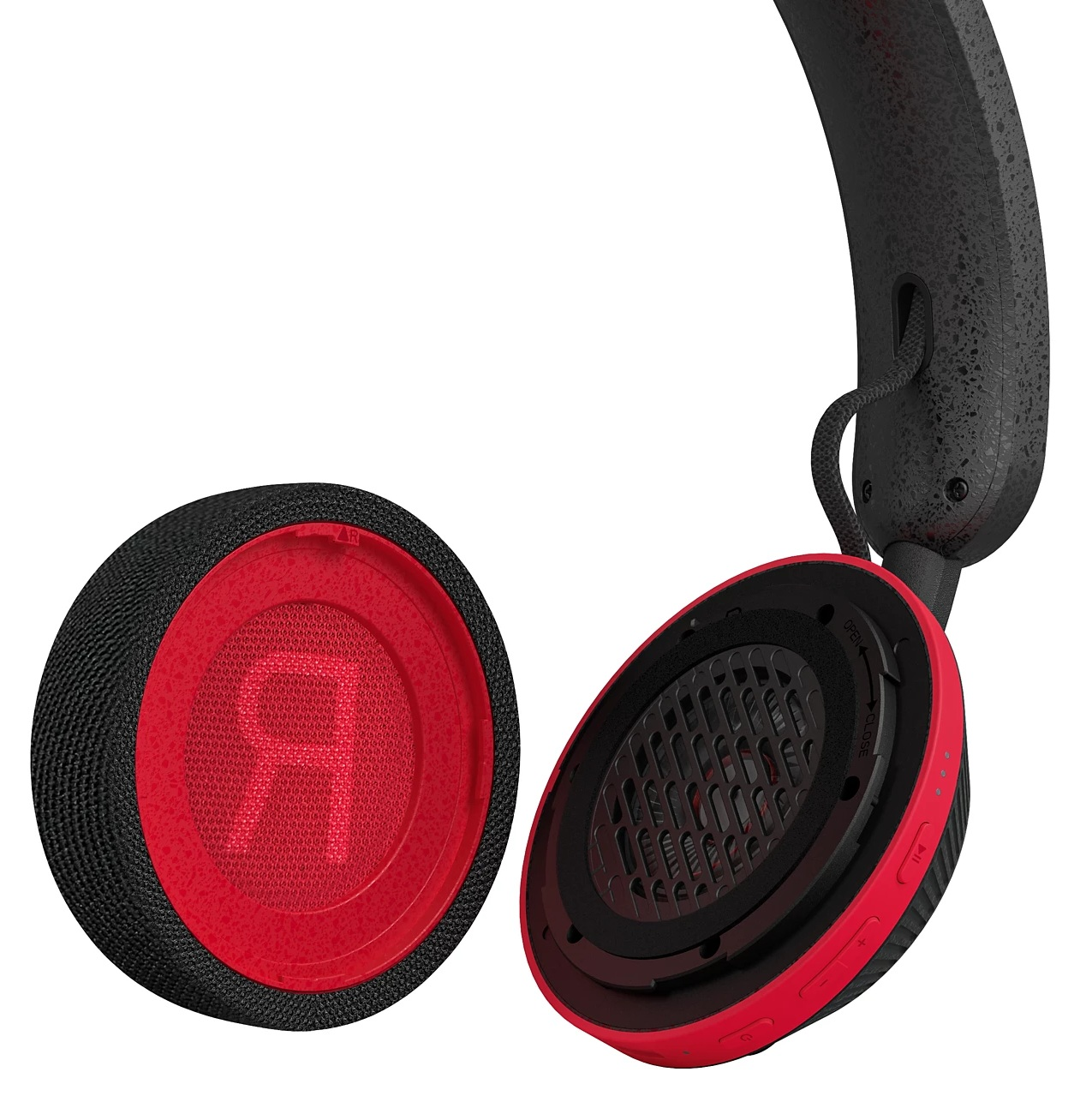 Słuchawki z czarnym materiałem, czerwonymi akcentami i nakrapianym czarnym pałąkiem. Na nausznikach widnieje litera 'R' i detale wewnętrzne.