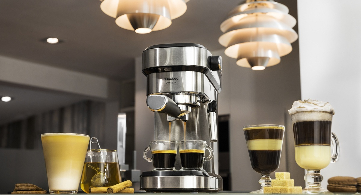 Ekspres do kawy dozujący espresso do szklanek. Różne napoje kawowe i herbata są ustawione z przodu.