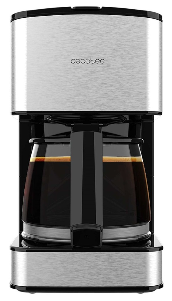 Srebrno-czarny ekspres do kawy Cecotec ze szklaną karafką wypełnioną kawą. Na białym tle.