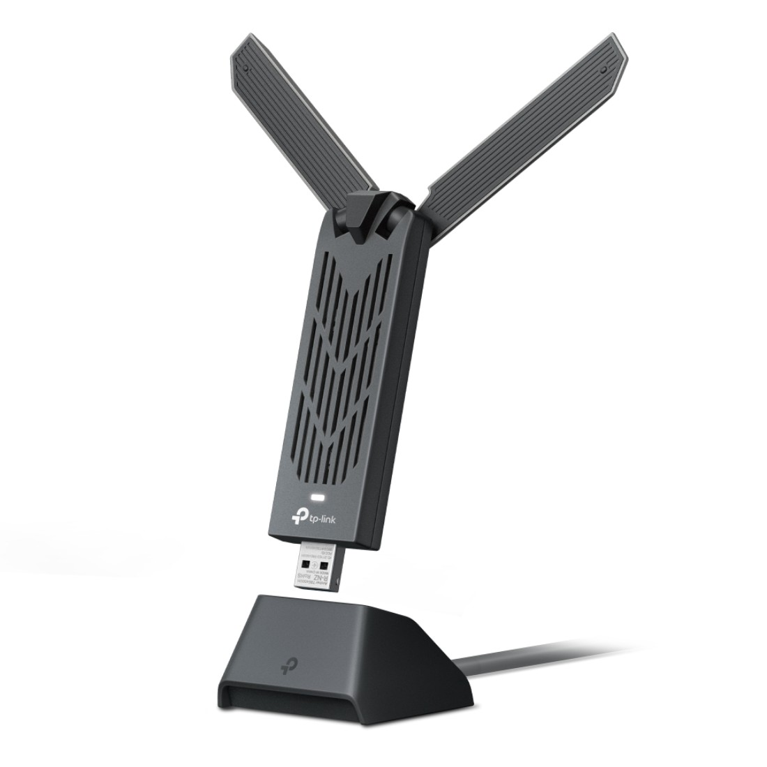Ein schwarzer TP-Link USB-WLAN-Adapter mit zwei Antennen wird auf weißem Hintergrund angezeigt. Er steht auf einem Ständer mit USB-Kabel.