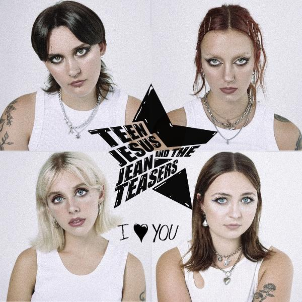 Vier Frauen in weißen Tops posieren. Ein schwarzer Stern zeigt den Bandnamen. "I ❤️ YOU" steht unter dem Stern.