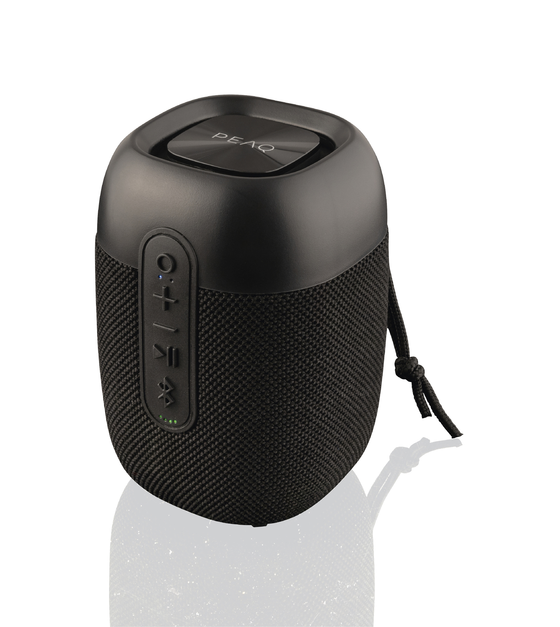 Czarny głośnik PEAQ z czarną siatką, przyciskami sterowania i paskiem do przenoszenia znajduje się na białej powierzchni.