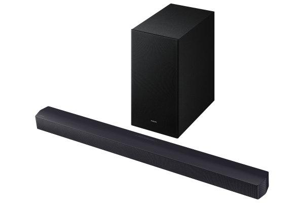 Siyah bir arka plan üzerinde siyah bir soundbar ve subwoofer seti. Soundbar önde, subwoofer arkada.