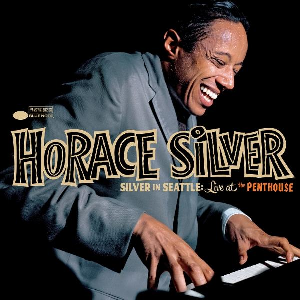 Albumcover: Horace Silver spielt Klavier und lächelt. Der Text lautet: "Horace Silver: Silver in Seattle: Live at the Penthouse".