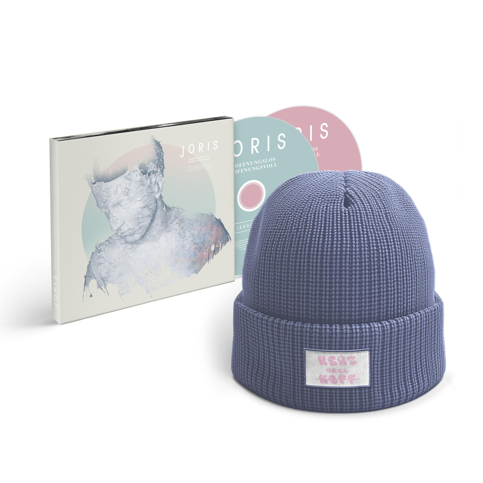 Ein Musikpaket mit CD-Hülle, zwei CDs und einer blauen Beanie-Mütze mit Aufnäher.