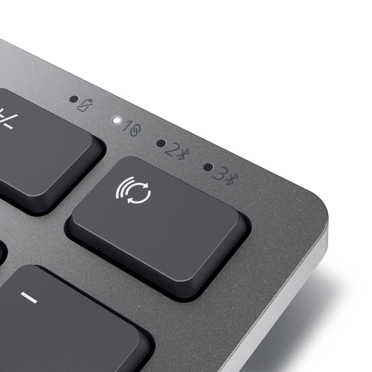 Nahaufnahme einer grauen Tastatur mit schwarzen Tasten. Symbole und Indikatoren umfassen Akku, Bluetooth und Zahlen.